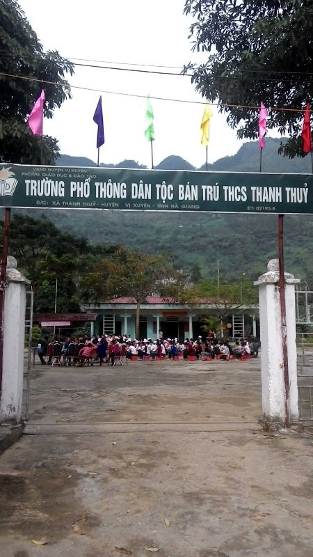 Tặng sách vở và chăn ấm cho học sinh biên giới Hà Giang ảnh 9