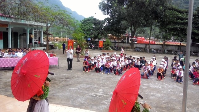 Tặng sách vở và chăn ấm cho học sinh biên giới Hà Giang ảnh 10