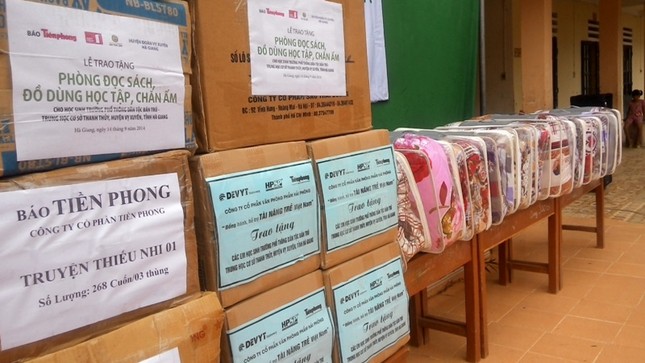 Tặng sách vở và chăn ấm cho học sinh biên giới Hà Giang ảnh 11