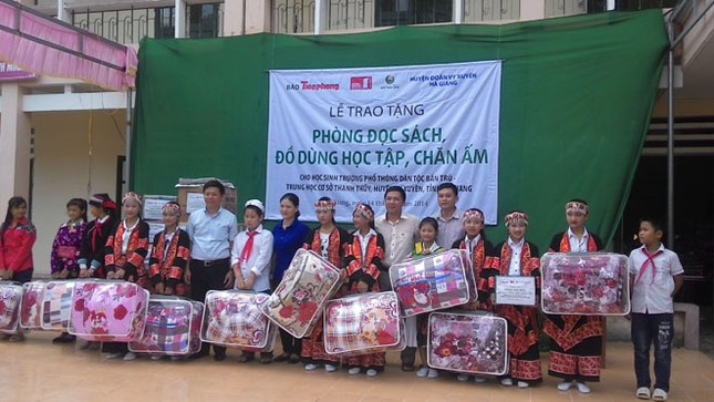 Tặng sách vở và chăn ấm cho học sinh biên giới Hà Giang ảnh 1