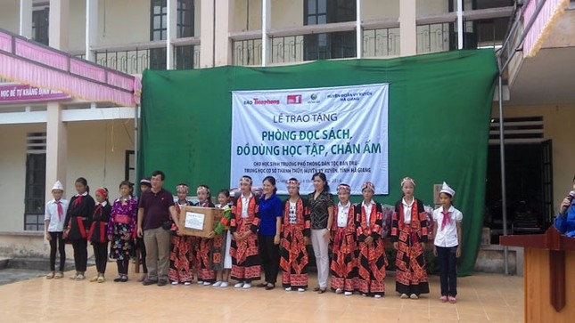 Tặng sách vở và chăn ấm cho học sinh biên giới Hà Giang ảnh 3