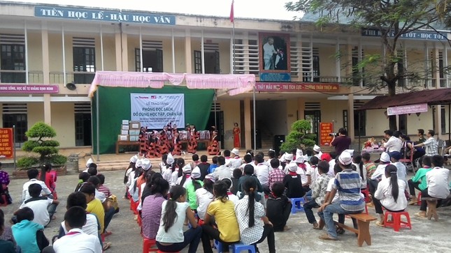 Tặng sách vở và chăn ấm cho học sinh biên giới Hà Giang ảnh 13