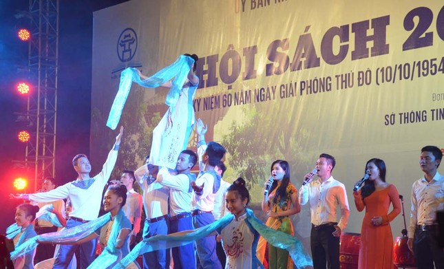 Hàng vạn bản sách được giới thiệu tại Hội sách Hà Nội 2014 ảnh 11