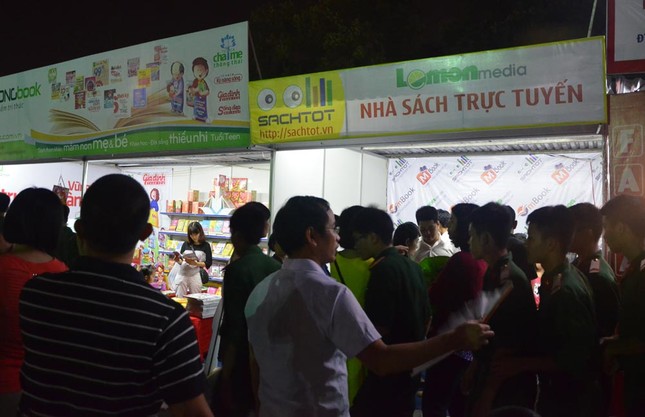Hàng vạn bản sách được giới thiệu tại Hội sách Hà Nội 2014 ảnh 7