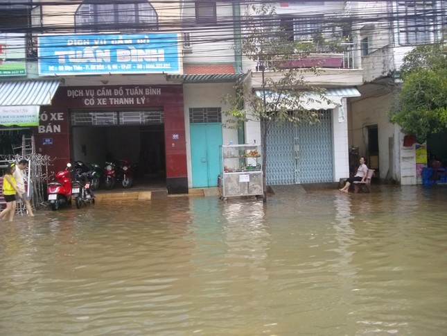 Đường phố Cần Thơ chìm trong nước do triều cường ảnh 2