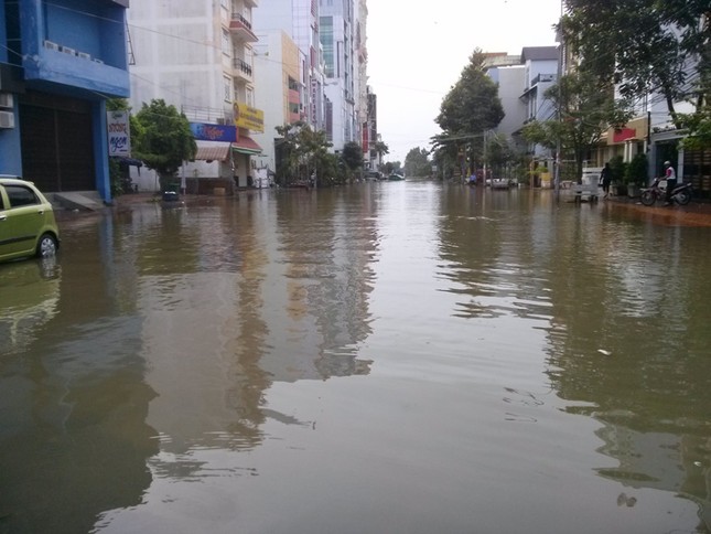 Đường phố Cần Thơ chìm trong nước do triều cường ảnh 4