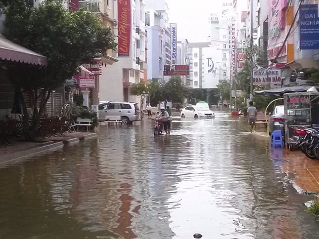 Đường phố Cần Thơ chìm trong nước do triều cường ảnh 5