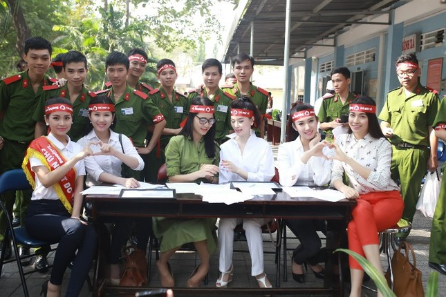 Nghệ sĩ TP. HCM hết mình với Chủ Nhật Đỏ ảnh 1