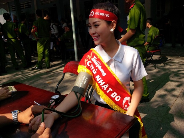 Nghệ sĩ TP. HCM hết mình với Chủ Nhật Đỏ ảnh 7