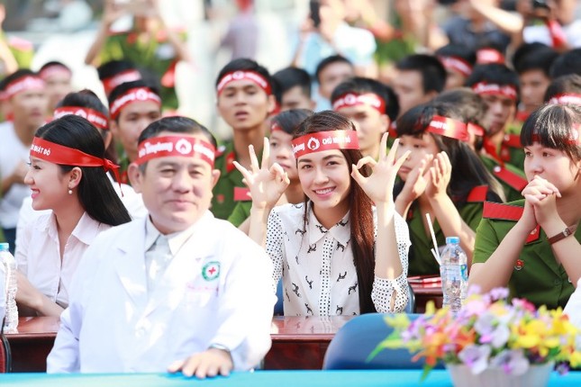 Nghệ sĩ TP. HCM hết mình với Chủ Nhật Đỏ ảnh 4