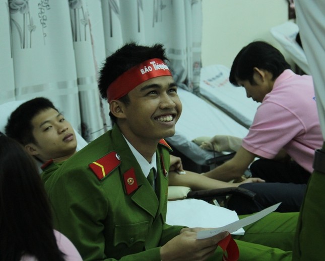 Nhờ người nhà đăng kí vì sợ bỏ lỡ Chủ Nhật Đỏ ảnh 2