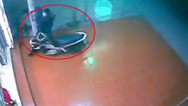 10 video ‘hot’: Trộm bẻ khóa 2 xe Air Blade giữa ban ngày tại Hà Nội ảnh 4