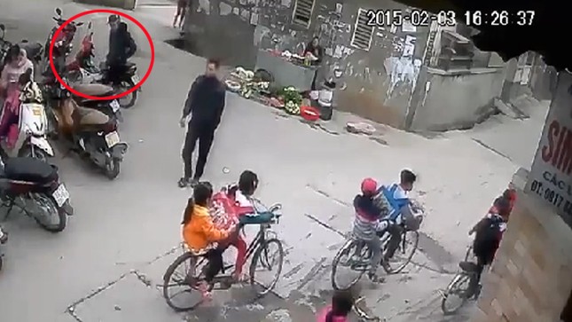 10 video ‘hot’: Trộm bẻ khóa 2 xe Air Blade giữa ban ngày tại Hà Nội ảnh 1