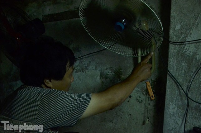 Sống trong 'căn hộ' 6 mét vuông giữa cái nắng gần 40 độ C ảnh 3