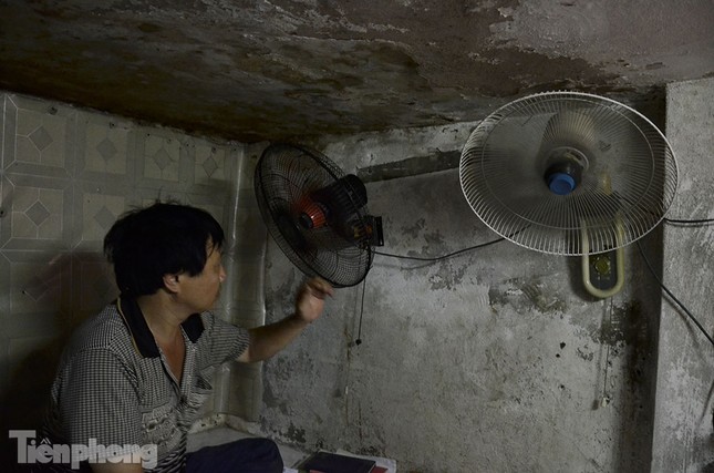 Sống trong 'căn hộ' 6 mét vuông giữa cái nắng gần 40 độ C ảnh 1