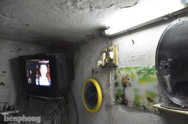 Sống trong 'căn hộ' 6 mét vuông giữa cái nắng gần 40 độ C ảnh 4