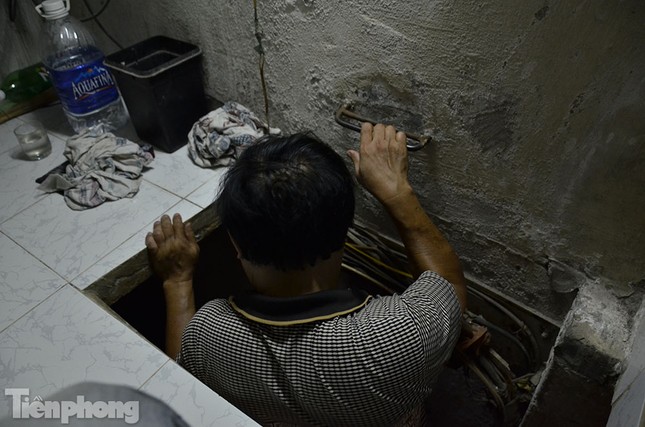 Sống trong 'căn hộ' 6 mét vuông giữa cái nắng gần 40 độ C ảnh 2