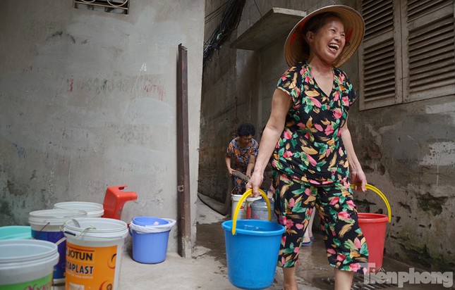 Cám cảnh người dân Thủ đô xách từng xô nước ở xe bồn ảnh 4