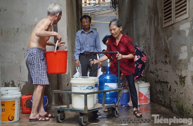 Cám cảnh người dân Thủ đô xách từng xô nước ở xe bồn ảnh 3