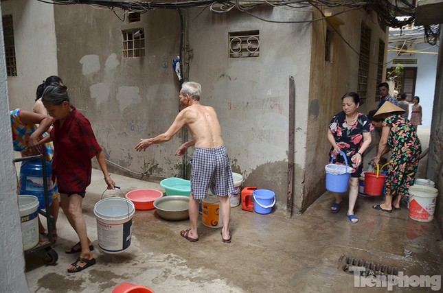 Cám cảnh người dân Thủ đô xách từng xô nước ở xe bồn ảnh 2