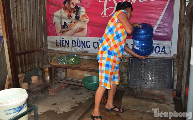 Cám cảnh người dân Thủ đô xách từng xô nước ở xe bồn ảnh 13