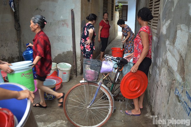 Cám cảnh người dân Thủ đô xách từng xô nước ở xe bồn ảnh 8