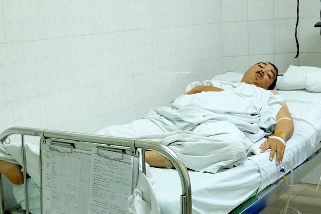 CSGT bị xe tải kéo lê gãy xương sườn, tràn dịch màng phổi ảnh 1