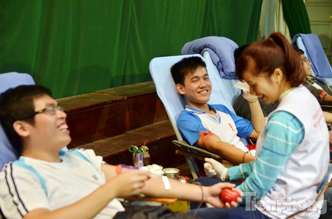 Chủ Nhật Đỏ 2016: Hàng trăm sinh viên tiếp tục hiến máu ảnh 11