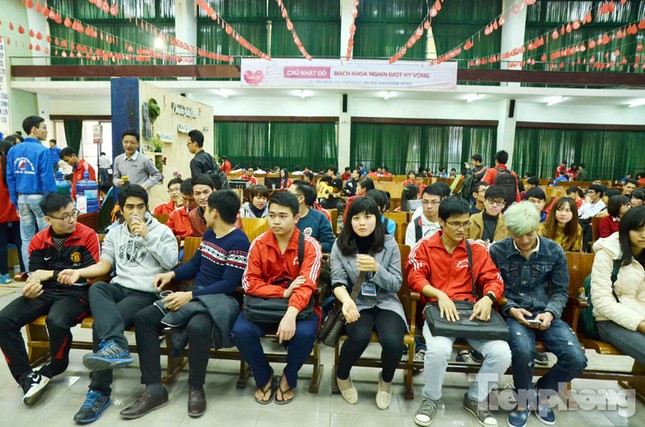 Chủ Nhật Đỏ 2016: Hàng trăm sinh viên tiếp tục hiến máu ảnh 7
