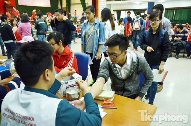 Chủ Nhật Đỏ 2016: Hàng trăm sinh viên tiếp tục hiến máu ảnh 5