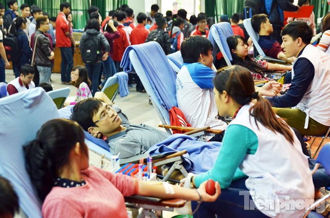 Chủ Nhật Đỏ 2016: Hàng trăm sinh viên tiếp tục hiến máu ảnh 1