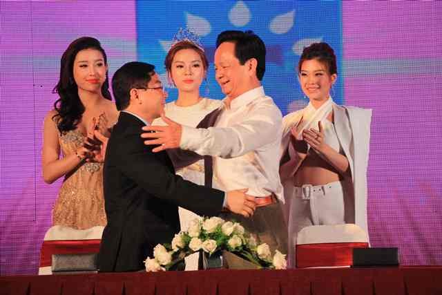 Công bố và ký kết với các nhà tài trợ Hoa hậu Việt Nam 2016 ảnh 1