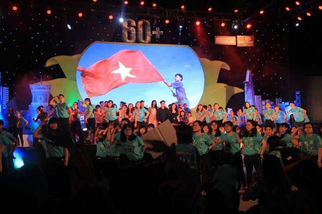 Hàng ngàn bạn trẻ TPHCM hưởng ứng chiến dịch Giờ Trái đất 2016 ảnh 1