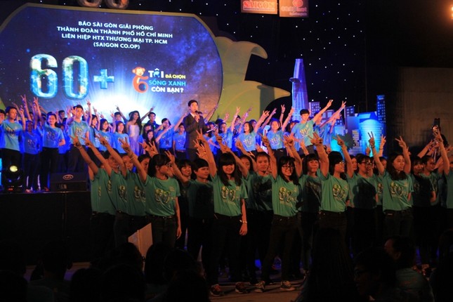 Hàng ngàn bạn trẻ TPHCM hưởng ứng chiến dịch Giờ Trái đất 2016 ảnh 2