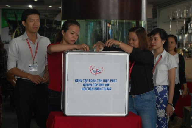 Tặng gạo, dầu ăn cho ngư dân Quảng Bình, Hà Tĩnh ảnh 1