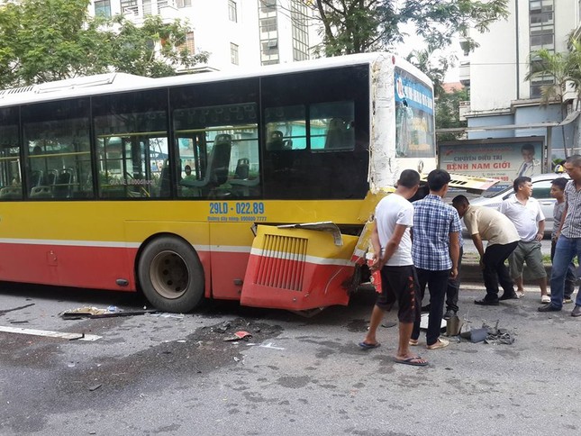 Xe bồn nát đầu sau cú tông xe buýt, nhiều hành khách hoảng loạn ảnh 1