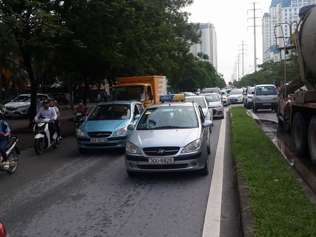 Xe bồn nát đầu sau cú tông xe buýt, nhiều hành khách hoảng loạn ảnh 2