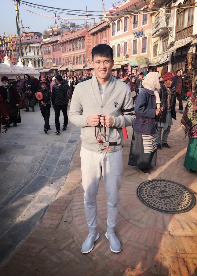 Công Vinh cùng Thủy Tiên đi chùa ở Nepal ảnh 3