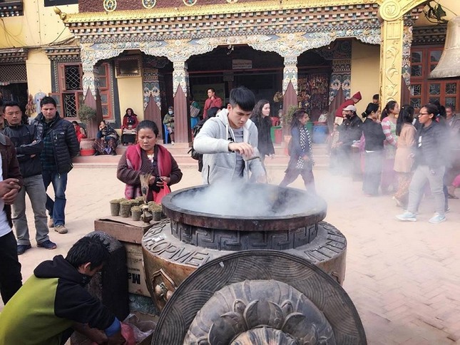 Công Vinh cùng Thủy Tiên đi chùa ở Nepal ảnh 4
