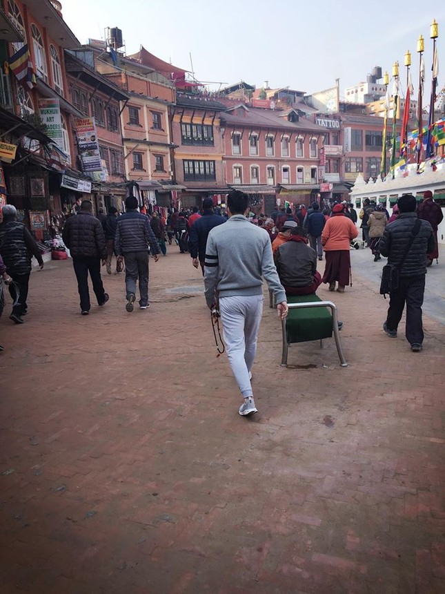 Công Vinh cùng Thủy Tiên đi chùa ở Nepal ảnh 5