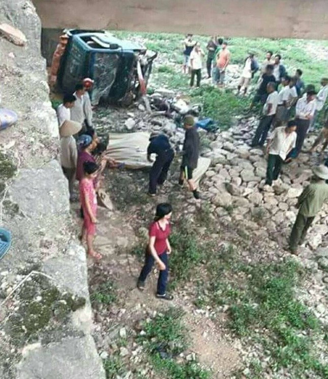 Xe máy, ô tô va chạm rơi xuống cầu làm 2 người thương vong ảnh 1