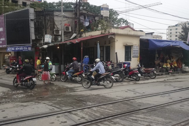 Tài xế đánh nhân viên gác tàu đang mang thai ảnh 1
