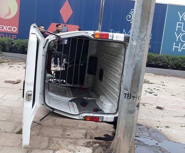Ô tô mất lái lật nghiêng trên vỉa hè đường Nguyễn Xiển ảnh 2