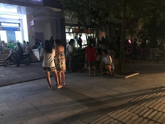 Chung cư Hà Nội lại cháy, người dân hoảng loạn tháo chạy trong đêm ảnh 1