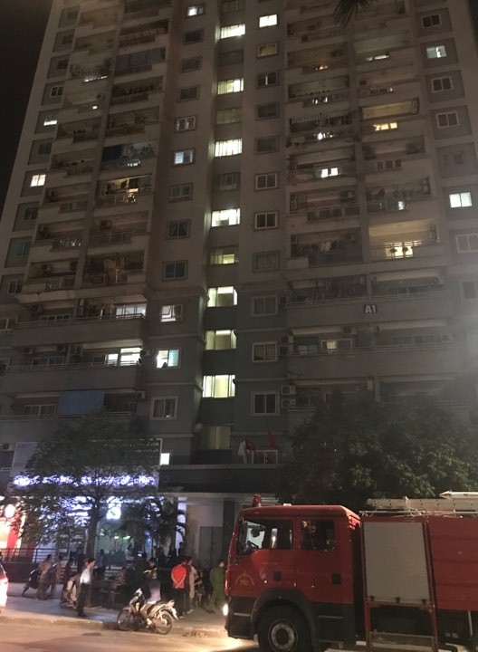 Chung cư Hà Nội lại cháy, người dân hoảng loạn tháo chạy trong đêm ảnh 3