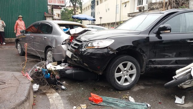 Xe 'điên' đâm liên hoàn trước cổng bệnh viện, một phụ nữ tử vong ảnh 1