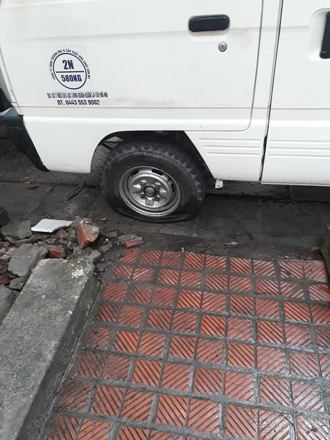Gần 10 chiếc ô tô bị kẻ lạ mặt đâm thủng lốp ở Hà Nội ảnh 3