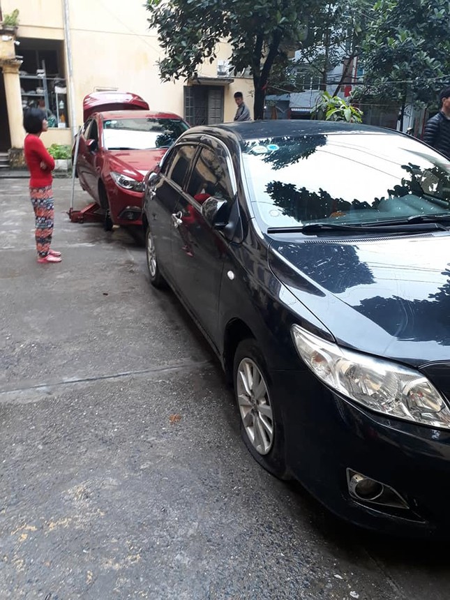 Gần 10 chiếc ô tô bị kẻ lạ mặt đâm thủng lốp ở Hà Nội ảnh 1