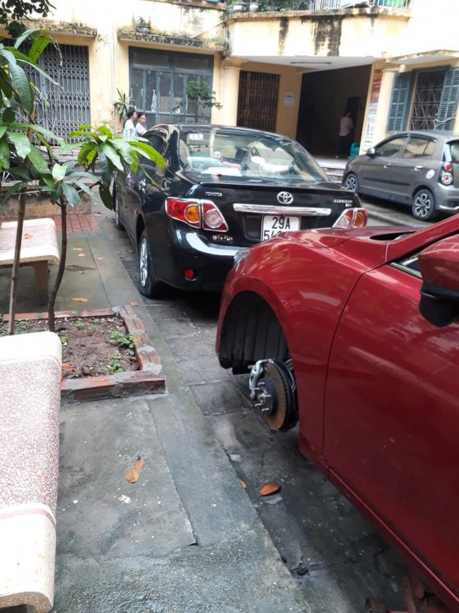 Gần 10 chiếc ô tô bị kẻ lạ mặt đâm thủng lốp ở Hà Nội ảnh 2