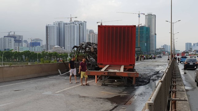 Cháy xe khách ở đường trên cao, 1 người chết ảnh 2